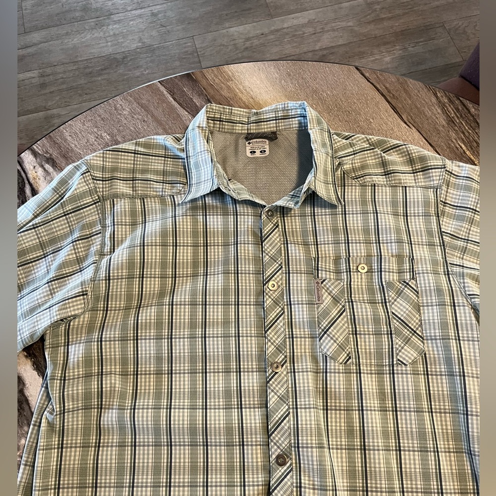 Men’s large green Columbia shirt